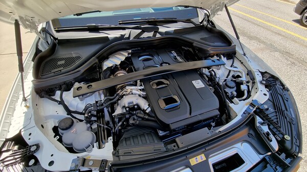 GLC에 장착된 4기통 가솔린 터보차저 M139 엔진. 엔진 조립을 전담한 엔지니어의 이름이 엔진 상단부의 흰색 사각 부위에 기재돼 있다. / 사진=최동훈 기자