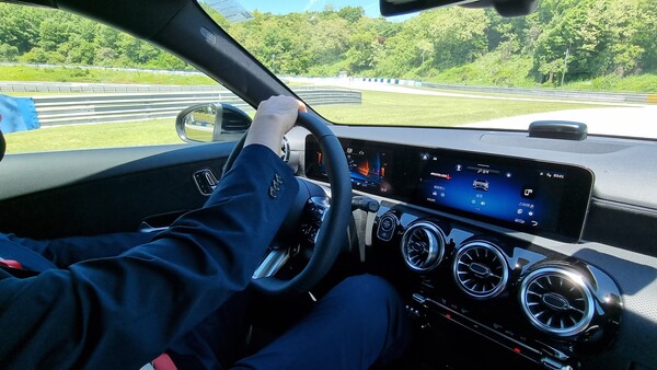 취재진이 GLB를 트랙에서 운전하고 있다. / 사진=최동훈 기자