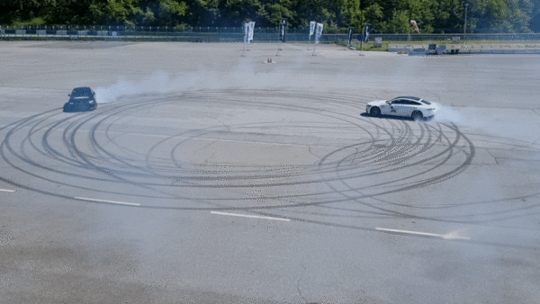 전문 요원들이 16일 경기 용인시 스피드웨이 패독에서 AMG 차량으로 퍼포먼스를 보여주고 있다. / 사진=최동훈 기자