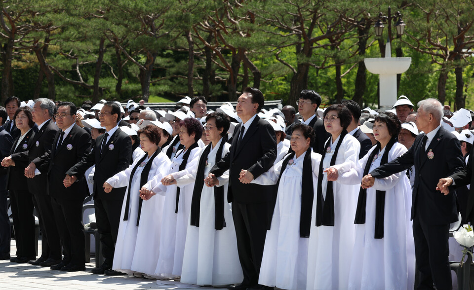 윤석열 대통령이 18일 광주시 북구 국립5·18민주묘지에서 열린 제44주년 5·18민주화운동 기념식에서 오월어머니 회원들의 손을 잡고 '님을 위한 행진곡'을 제창하고 있다. / 사진=연합뉴스