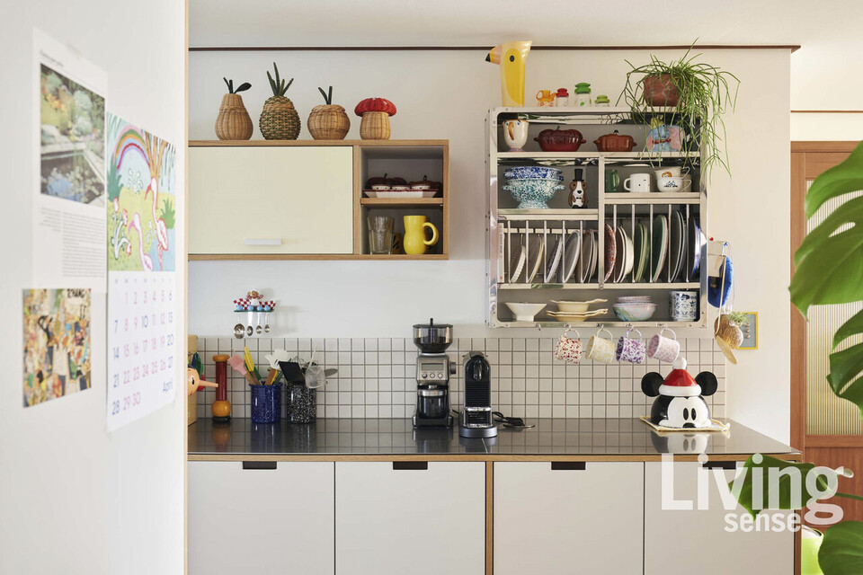 주방만 보아도 민다정 씨의 취향을 한눈에 엿볼 수 있다. 주방 하부장의 상판은 뜨거운 냄비를 올려두거나 칼질을 해도 거뜬한 스테인리스 소재로 제작했다.