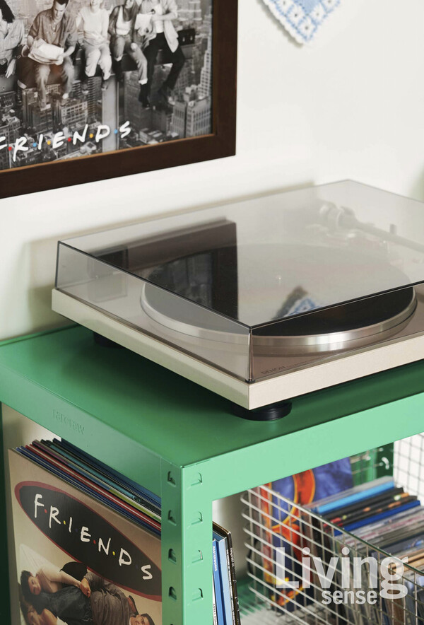 다정 씨가 가장 사랑하는 드라마인 ‹프렌즈›의 LP판과 포스터가 보인다. 