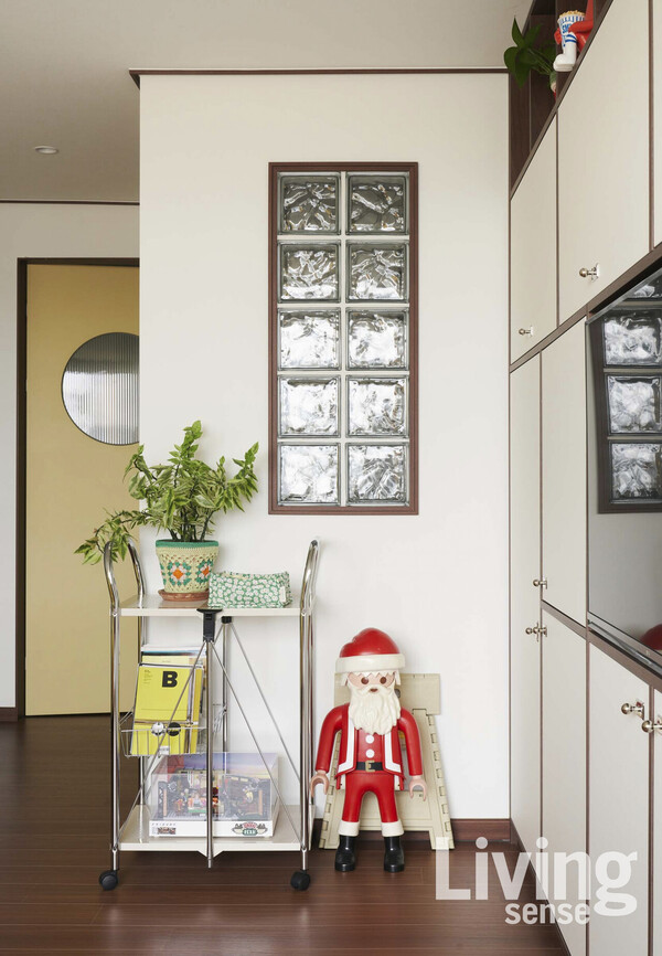 본래 없던 중문을 설치하는 과정에서 현관에 벽을 설치하고 카페에서 자주볼 수 있는 유리블록 타일을 사용해 소소한 재미를 더했다.