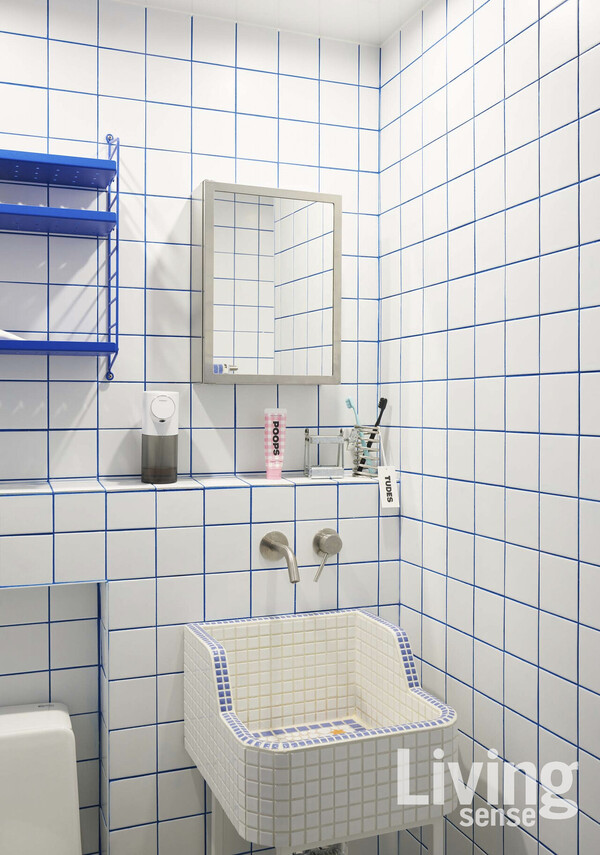 세면대는 일본에서 5년 전쯤에 직접 구매해온 타일로 제작했다.