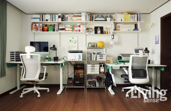 왼쪽은 남편 고욱 씨의 공간, 오른쪽은 아내 다정 씨의 공간. 정확히 반을 나누어 서로가 좋아하는 것들로 채워 넣었다.