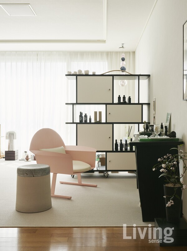 윤상혁 작가와 협업한 세라믹 스툴, 목공예 작가 이예지와 협업한 수납장이 놓인 거실. 수납장 너머 창가에 장 미셸 오토니엘의 작품을 걸었다. 