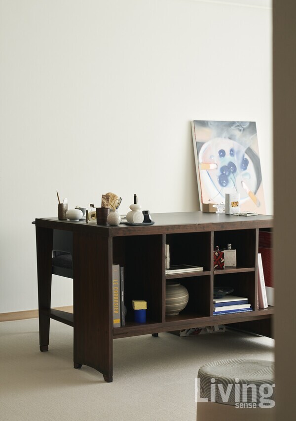 피에르 잔느레의 데스크 오른편에 놓인 그림은 아만다 월@amanda_wall의 작품. 