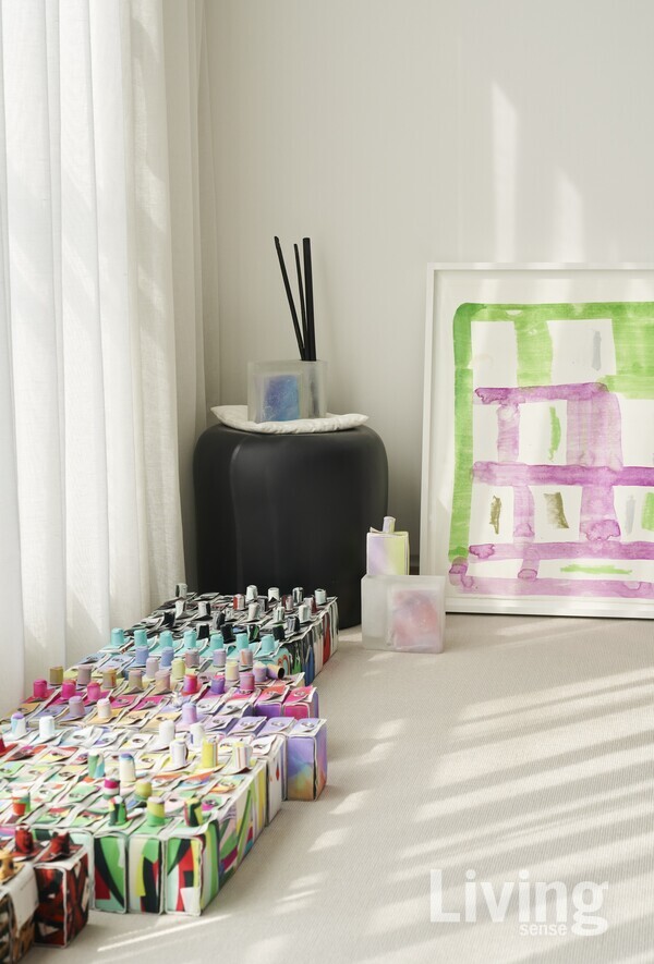 김택상, 남춘모, 이건용, 하태임 작가의 작품을 활용하여 수작업으로 제작한 퍼퓸크래프트가 창가에 줄지어 있다. 벽에 기댄 그림은 스탠리 휘트니 작품.