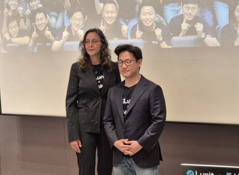 22일 루닛 기자간담회에 참석한 테리 토마스 볼파라 대표(왼쪽)와 서범석 루닛 대표(오른쪽)./ 사진=최다은 기자