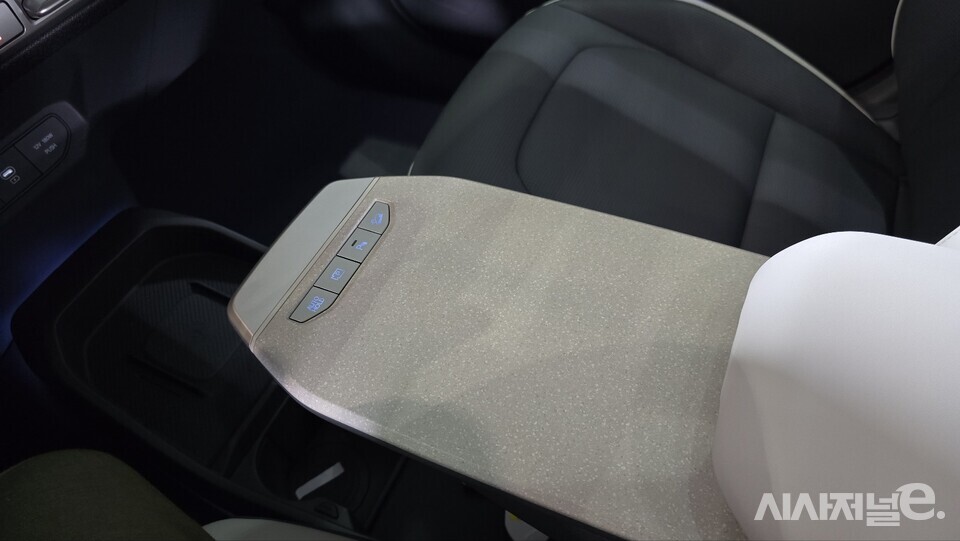 슬라이딩 콘솔 테이블. / 사진=박성수 기자