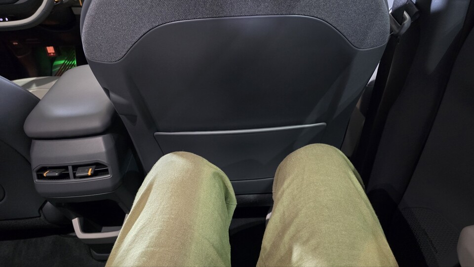 175cm 성인 남성이 앉았을때도 레그룸이 넉넉하다. / 사진=박성수 기자