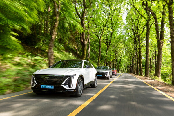 캐딜락의 첫 순수전기차 리릭(Lyriq)이 국내 도로를 달리고 있다. / 사진=GM 한국사업장