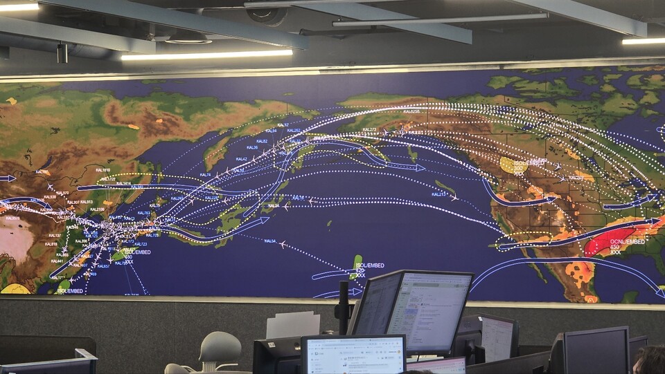 종합통제관리센터에는 대형 스크린을 통해 전세계 대한항공 항공기 항적을 실시간으로 살펴볼 수 있다. / 사진=박성수 기자