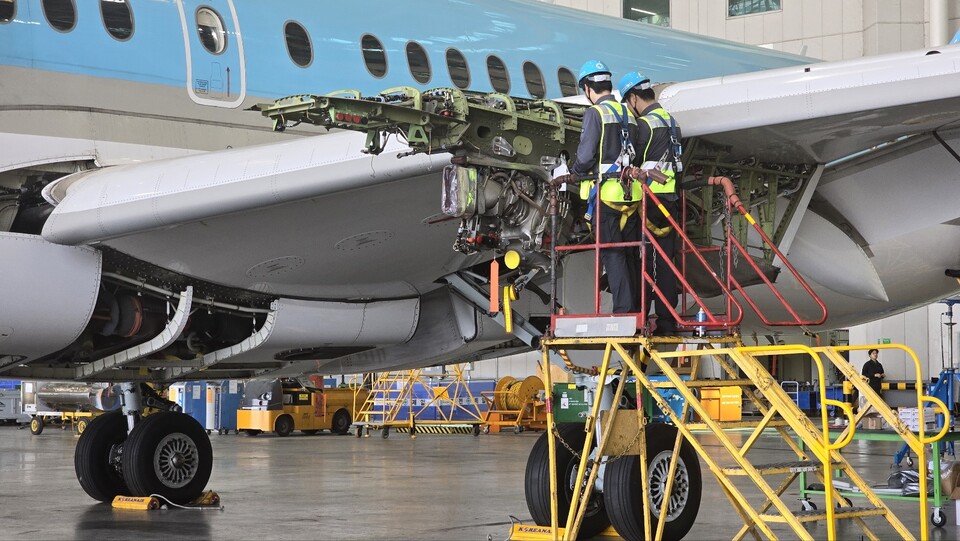 항공기를 정비 중인 모습. / 사진=박성수 기자