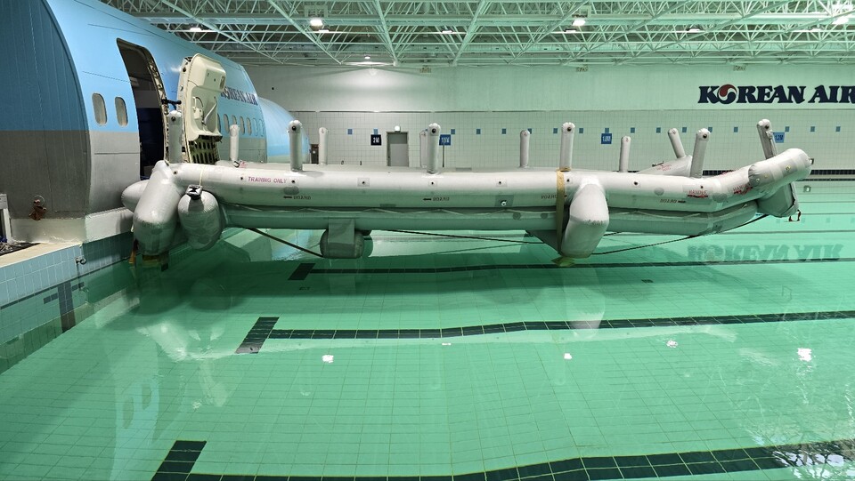 해상에 비상 착륙할 때를 대비해 훈련할 수 있도록 설비를 갖추고 있다. / 사진=박성수 기자