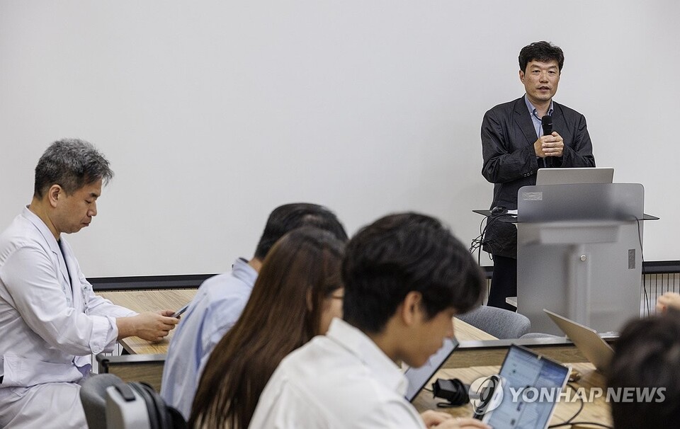 24일 최창민 전국의과대학교수 비상대책위원장이 서울 송파구 서울아산병원 내 울산대 의대에서 기자회견을 갖고 향후 대응 방향에 대해 밝히고 있다. / 사진=연합뉴스