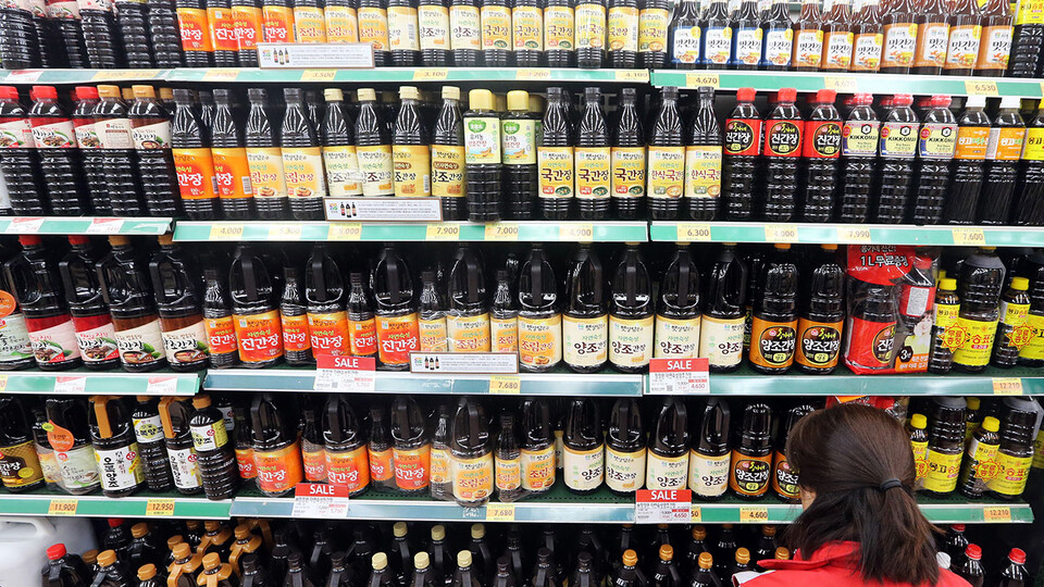 조미김에 이어 간장 가격도 오른다. 국민들이 일상적으로 먹는 식재료 가격이 잇따라 오르면서 밥상 물가 부담도 커질 것이라는 전망이다. / 사진=연합뉴스