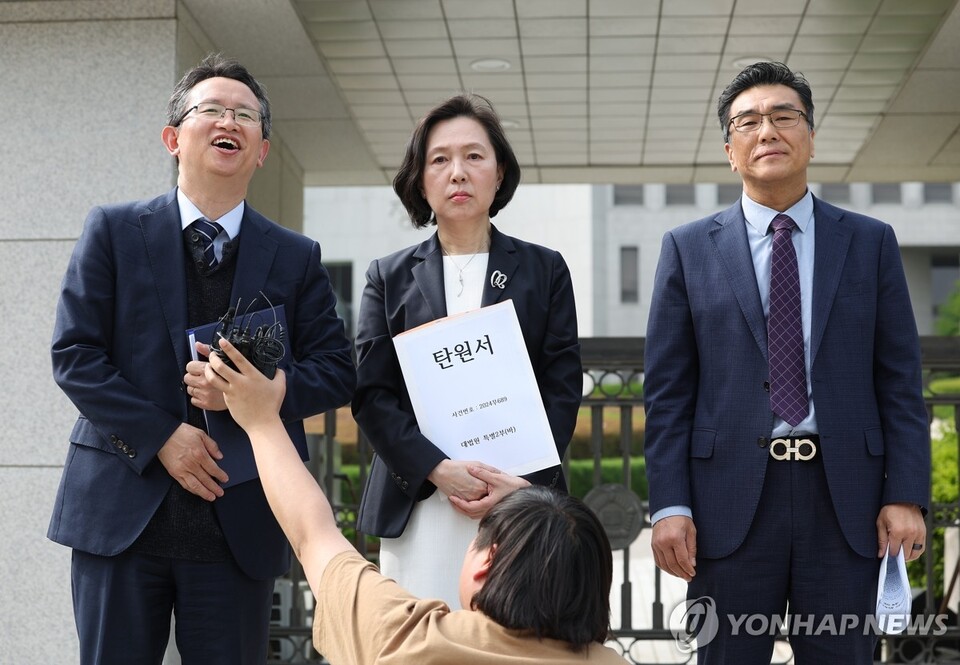 전국의과대학교수협의회(전의교협)가 24일 서울 서초구 대법원 앞에서 의대 증원 취소를 촉구하며 연 ‘대법원 탄원서 접수 및 기자회견’에서 오세옥 부산대 의대 교수협의회장(사진 왼쪽)이 발언하고 있다. / 사진=연합뉴스