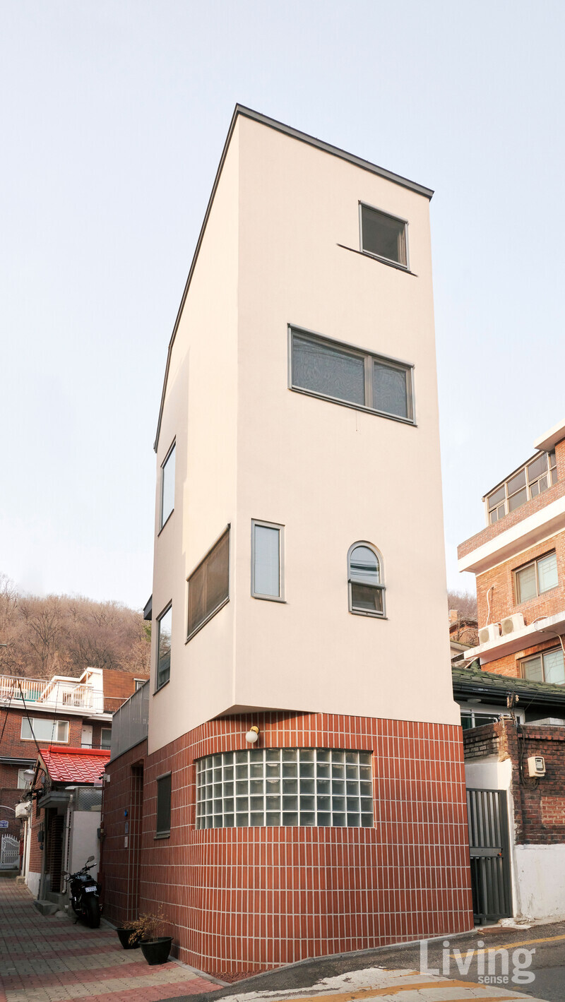 좁은 땅 위에 높게 솟아오른 이서현 씨의 귀여운 집.