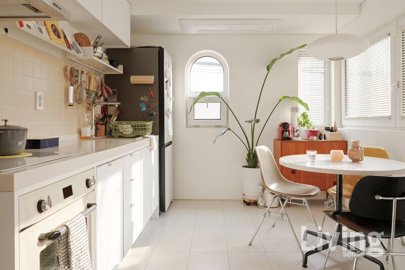 취향에 맞는 가구를 신중하게 골라 꾸민 2층 주방. 펜던트 조명은 허먼밀러, 식탁은 허먼밀러 빈티지 제품으로 당근마켓에서 구매했다.