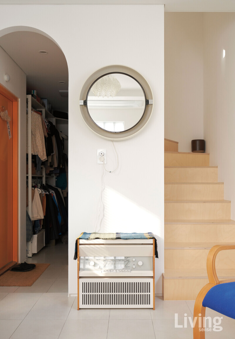 알리버트 빈티지 거울과 브라운사의 디터람스 턴테이블을 2층으로 오르는 계단 앞에 배치했다.