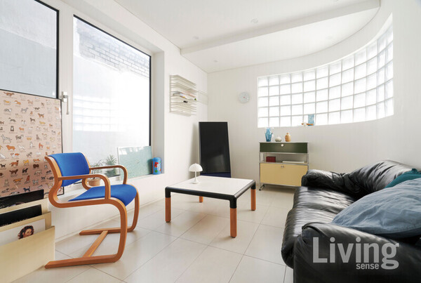 매그너스 올레센의 체어를 둔 1층 거실. 