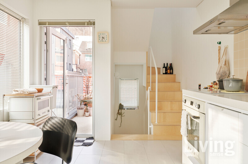 2층의 주방에서 3층으로 올라가는 계단을 바라본 풍경. 왼쪽의 문밖으로 작은 테라스가 자리하고 있다