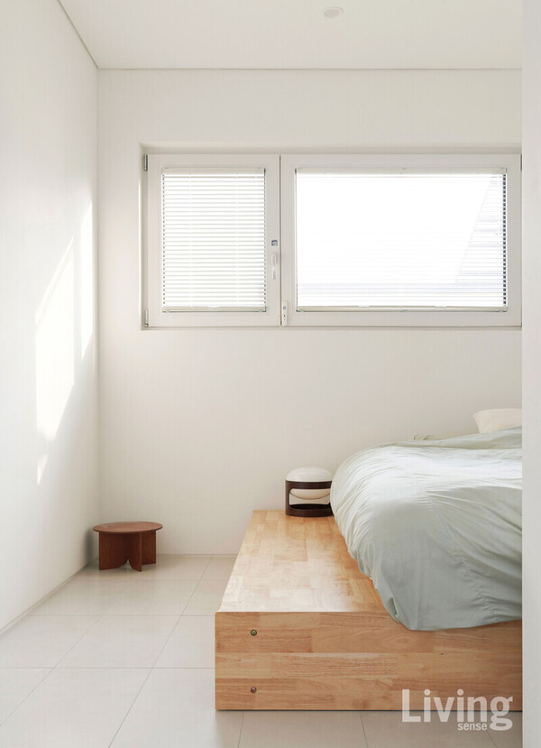 다락으로 올라가는 사다리. 평소에는 접어 올려 닫아둔다.