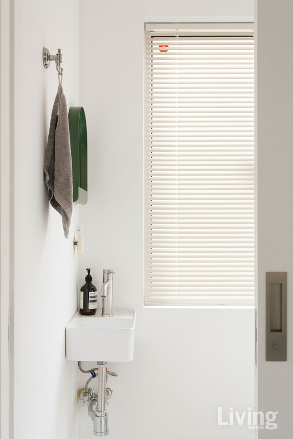 무엇이든 작고 앙증맞은 집. 3층의 건식 화장실에도 아주 작은 세면대를 설치했다.