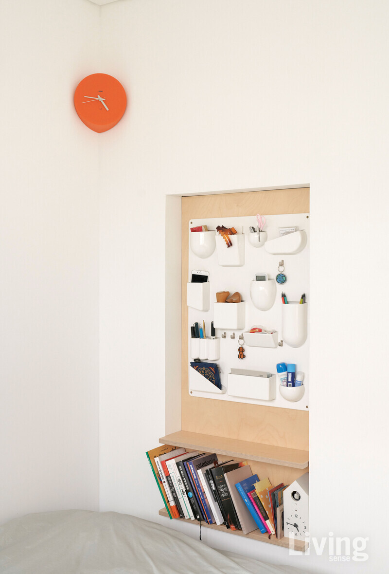 너의 귀여운 벽시계는 알레시  제품, 흰색 벽 수납장 유텐실로는 비트라 제품.