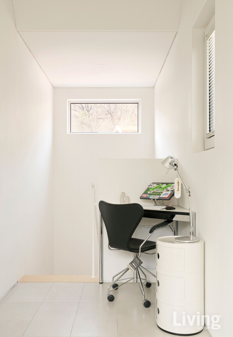 계절의 변화를 한눈에 볼 수 있는 3층의 직사각형 창문.