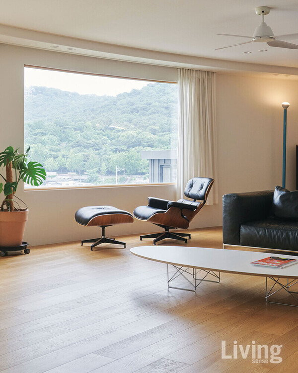 남산 풍경이 내다보이는 거실은 부부가 이 집을 선택한 결정적인 이유였다.