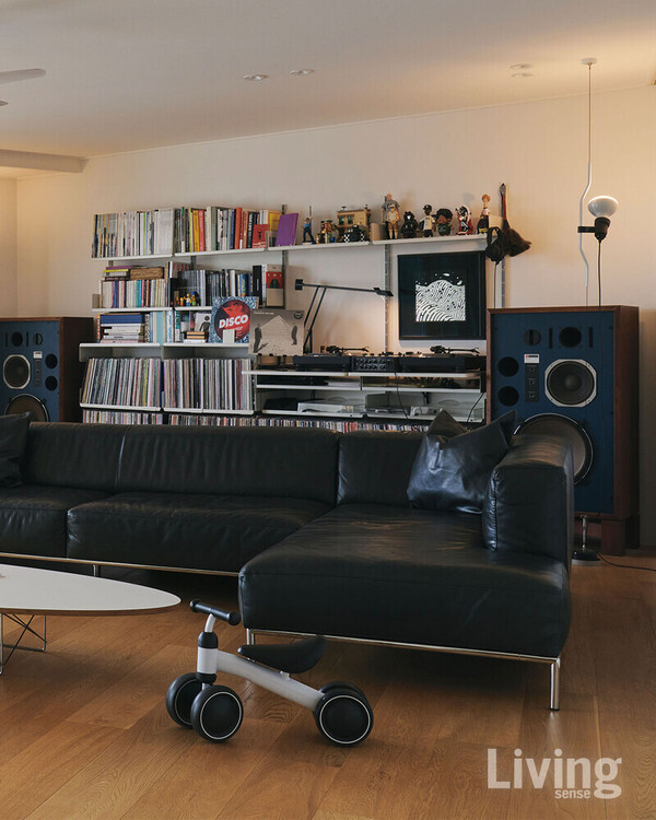 남편의 취미인 디제잉과 그가 사랑하는캘리포니아 감성이 절묘하게 녹아든 공간.