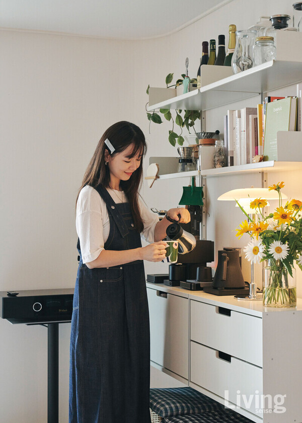 정재연 씨가 좋아하는 것들로 꾸민 주방 코너. 커피 애호가인 부부의 애정이 묻어난다