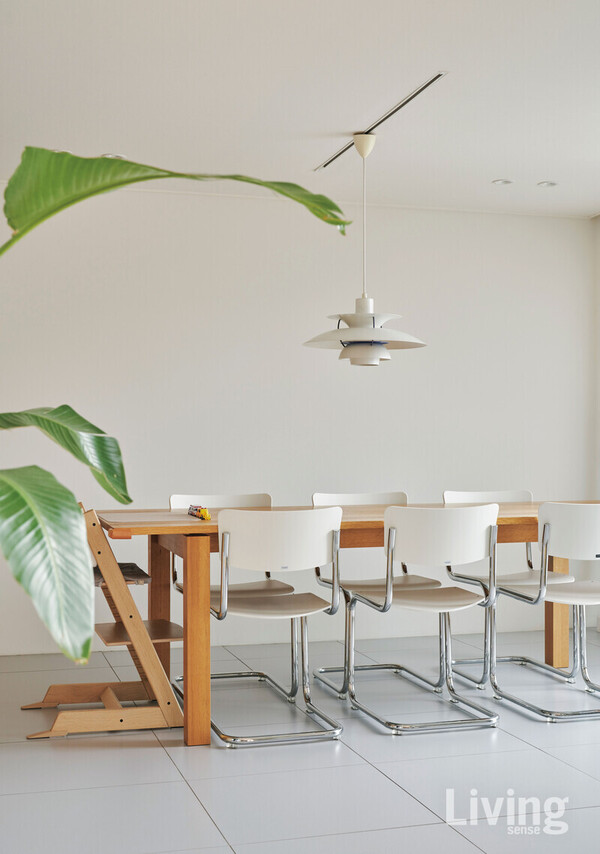 큰 다이닝 테이블을 중심으로 꾸민다이닝 룸은 사람들을 초대해 함께교류하는 공간을 조성했다