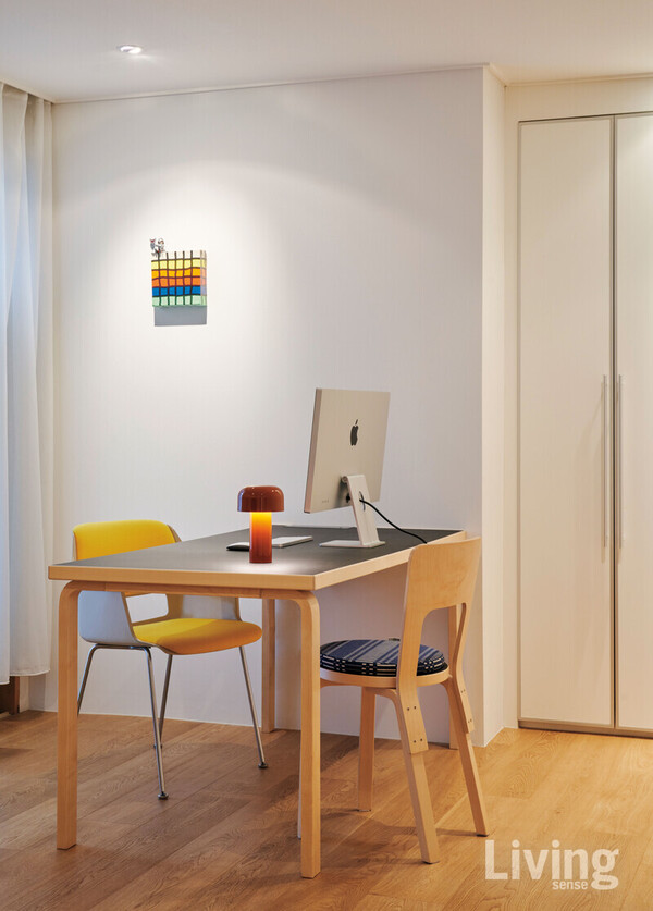 남편 최진수 씨가 업무를 보는 서재 공간. 