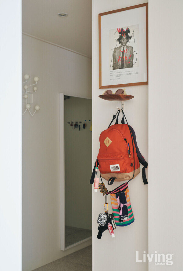 현관으로 나서기 전의 코너에도 부부의 감각이 엿보인다.