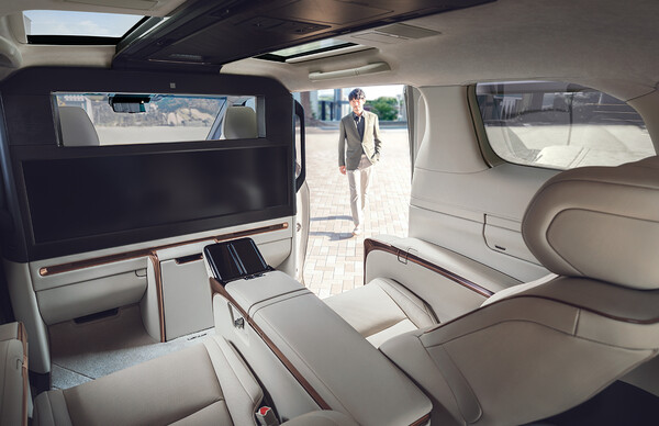 렉서스 LM 4인승 모델의 후석공간 전경. / 사진=렉서스