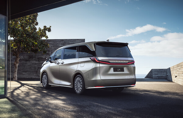 렉서스 LM의 측후면부. / 사진=렉서스