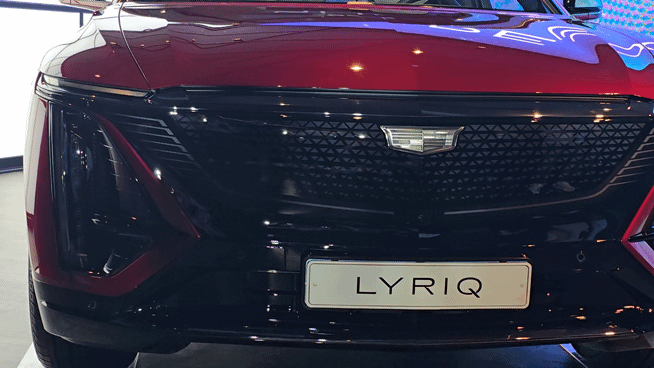 리릭은 자동차 시동을 걸면 전면부 로고와 그릴, 헤드램프 등으로 순차적으로 퍼지듯 불빛이 나오는 연출을 적용해 럭셔리 감성을 강조했다. / 사진=박성수 기자 