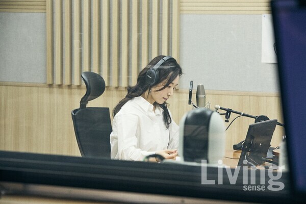 윤고은은 라디오를 통해 문학과 책 이야기를 한다. 그녀의 이야기는 전파를 타고 날아가지만, 그녀의 목소리는 책을 통해, 글을 통해 다시 돌아온다. 벌써 5년이 지났다고 놀란 모습을 보였다. 청취자들의 사랑을 받을 수밖에 없는 소설가다.