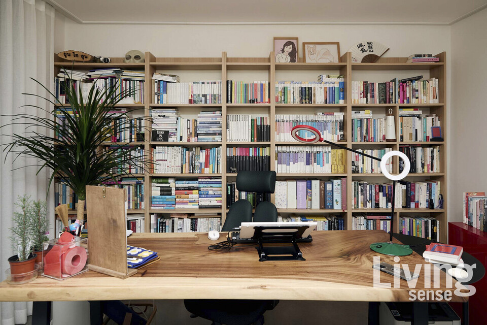 이곳이 그녀의 둥지이다. 창작이 이루어지고, 타인에게는 말할 수 없는 고독이 존재하는 공간이다. 시인인 지인은 소설가인 아내가 글을 쓸 때는 무척 예민해져서 눈치를 본다고 한다. 그녀는 남편과 같은 집, 서로 다른 공간에서 서로의 삶을 존중하며 함께 먼 길을 간다.