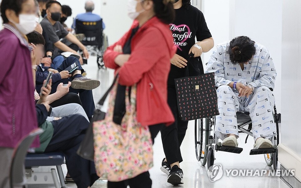 29일 대구 한 대학병원에서 환자가 진료를 기다리고 있다. / 사진=연합뉴스