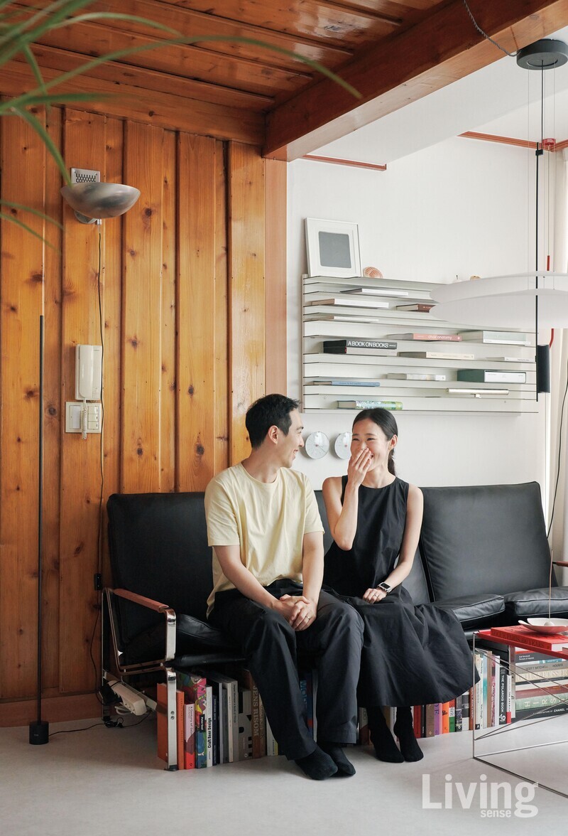 35년 된 구옥을 미드센추리 모던 하우스로 꾸민 박용성, 장사라 씨 부부.