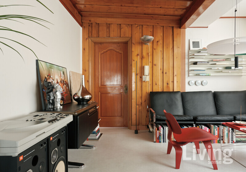 구옥 특유의 반짝이는 나뭇결이 돋보이는 거실. 천장이 높고 단차가 있어 공간이 더욱 풍부하게 느껴진다.