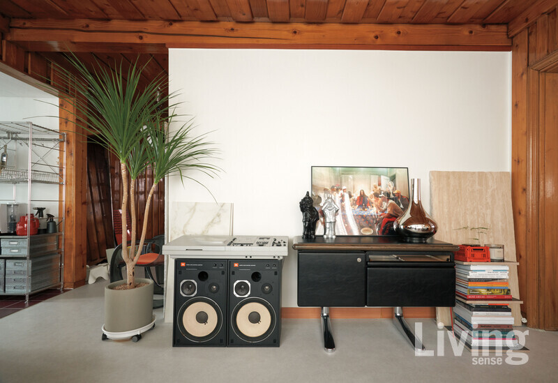 빈티지 오디오와 턴테이블, 사이드보드와 함께 신진 작가들의 작품을 리듬감 있게 배치했다.