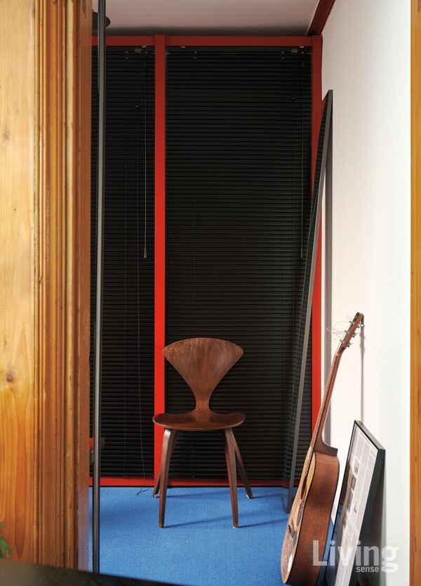 체르너 체어 conranshop.kr가 놓인 드레스 룸. 수납 가구는 붙박이 형식으로 제작했다.