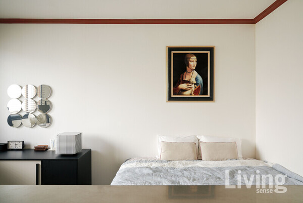 원하는 디자인이 없으면 직접 만들기도 하는 금손 부부는 거울과 액자를 직접 제작했다. 