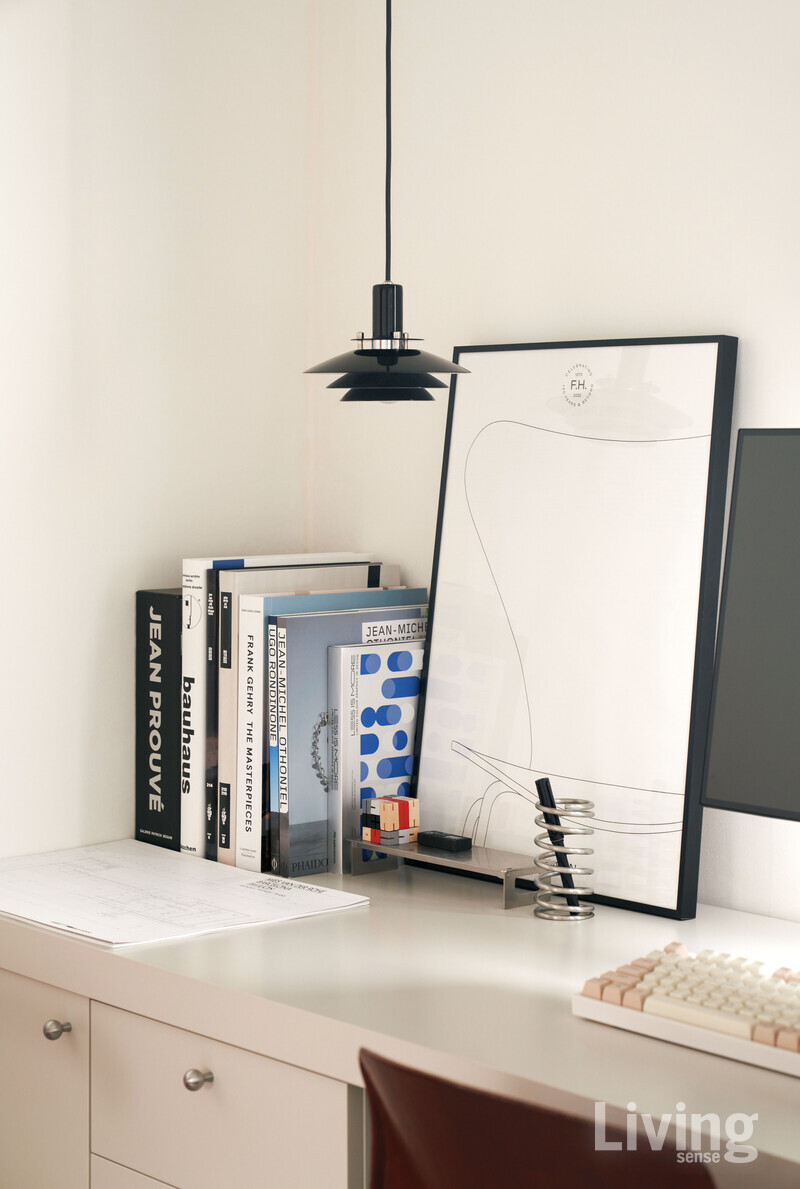 침실 겸 홈 오피스의 코너 부분. 스웨덴산 빈티지 펜던트 조명과 디자인 서적들로 연출했다