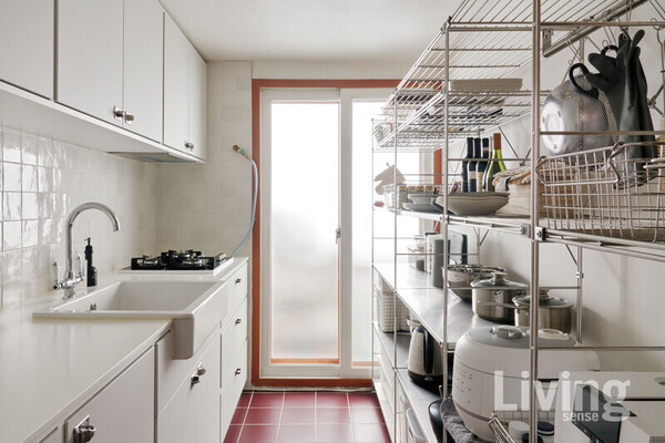 철거부터 시공까지 부부가 직접 완성한 주방. 